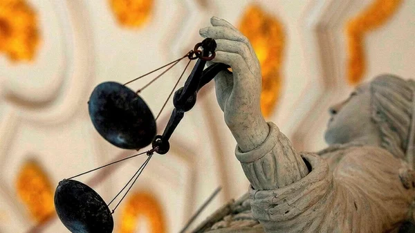 Statue de la Justice symbolisant l'enquête en cours visant le réseau libertin Wyylde.