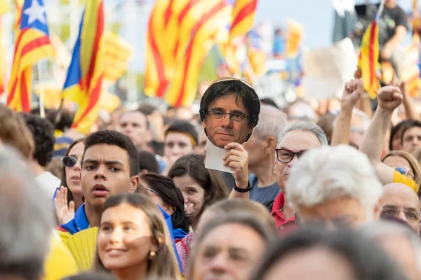 Rassemblement de soutien aux indépendantistes catalans avec drapeaux et masques