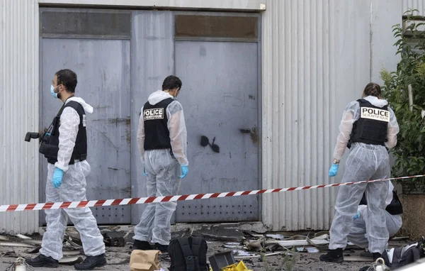 Enquête de la police scientifique sur les lieux de l'incendie criminel à Nice.
