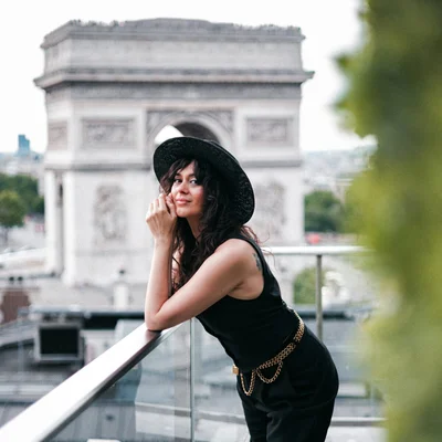 Émilie Simon devant l'Arc de Triomphe.