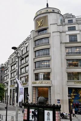 Siège social et boutique phare de Louis Vuitton sur les Champs-Élysées, Paris, France. Louis Vuitton (LVMH Moët Hennessy Louis Vuitton SE) boutique phare et siège parisien de sept étages.