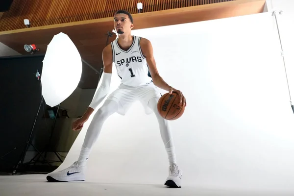 Victor Wembanyama en tenue des San Antonio Spurs lors d'une séance photo en studio.