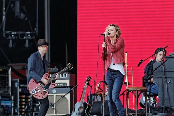Vanessa Paradis sur la scène Glenmor lors du Festival des Vieilles Charrues 2014.