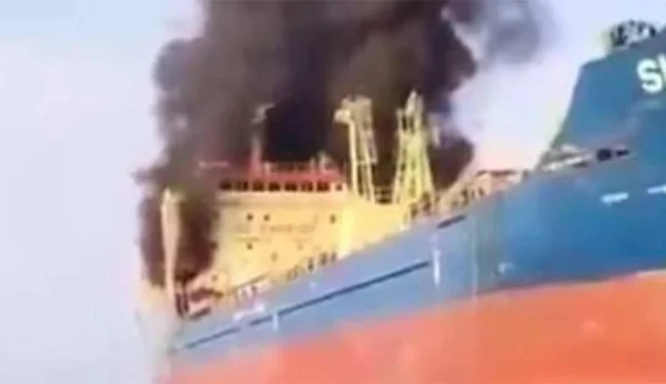 Pétrolier attaqué dans le détroit d'Ormuz, la fumée noire s'échappant de ses superstructures.