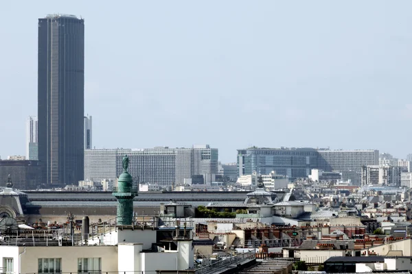 La tour Montparnasse dominant le paysage urbain parisien.