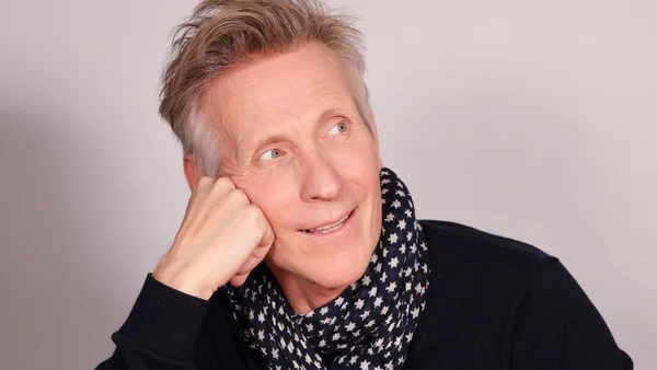 Portrait de Plastic Bertrand en studio, regard pensif vers le haut.