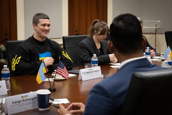 Jen Easterly rencontre le vice-Premier ministre ukrainien Mykhailo Fedorov à Washington.