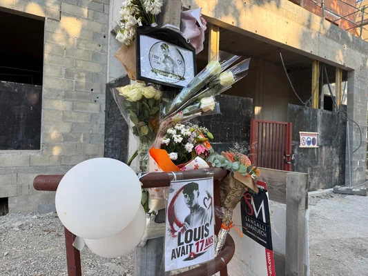 Hommage floral et ballons blancs déposés à Narbonne en mémoire de Louis, lynché à 17 ans.