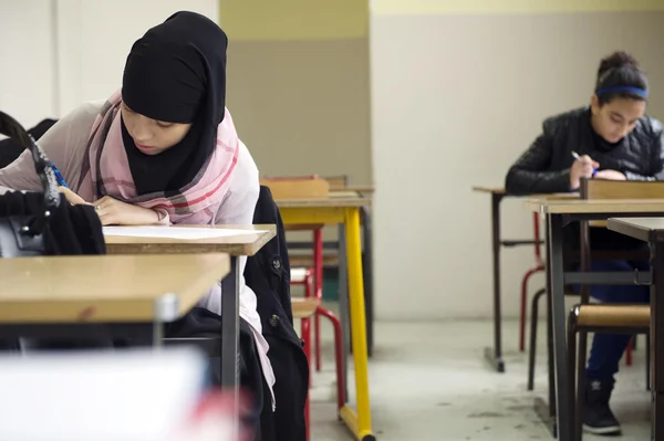 Des élèves du lycée Averroès en pleine révision dans une salle de classe.