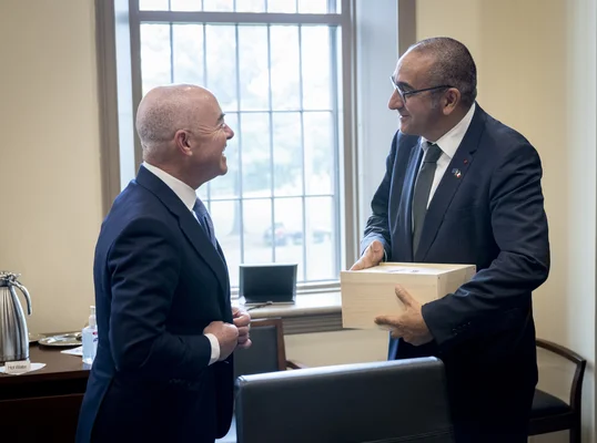 Laurent Nuñez recevant un cadeau d'Alejandro Mayorkas lors de leur rencontre à Washington en 2021.