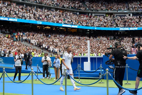 Kylian Mbappé lors de sa présentation spectaculaire au stade Santiago-Bernabéu.