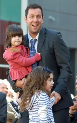 Adam Sandler avec ses filles Sunny et Sadie lors de la réception de son étoile sur le Hollywood Walk of Fame.