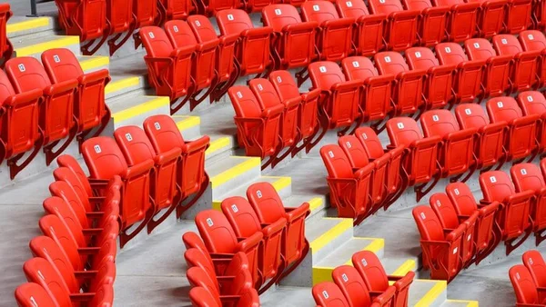 Sièges de stade vides, illustrant les frais supplémentaires souvent appliqués par Ticketmaster.