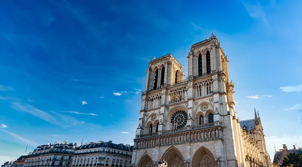 La façade occidentale de Notre-Dame de Paris par beau temps.