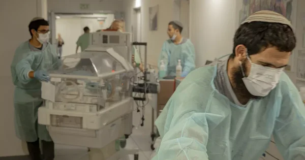 Soins intensifs néonatals à l'hôpital Ichilov de Tel-Aviv, avec du personnel médical en tenue chirurgicale.