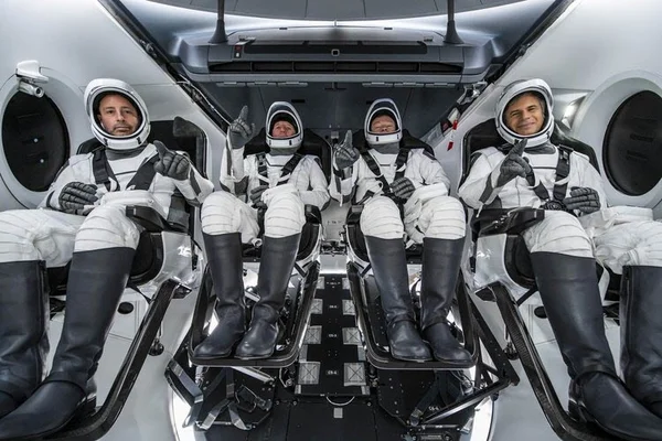 Les premiers astronautes privés à bord d'un vaisseau SpaceX avant le décollage vers la Station spatiale internationale, avril 2022.