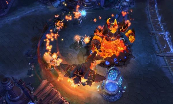 Ragnaros, personnage de Heroes of the Storm, attaque avec un marteau enflammé dans une scène de combat.