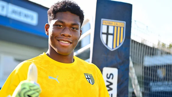Zion Suzuki, gardien de Parme, en tenue d'entraînement.