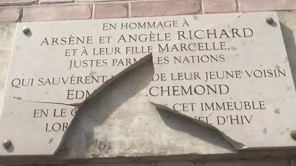 Plaque des Justes parmi les Nations vandalisée à Paris, en hommage à la famille Richard.