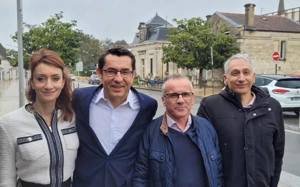 Xavier Camps et son équipe posent en extérieur au Haillan.