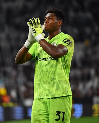 Zion Suzuki célébrant lors d'un match avec Parme.
