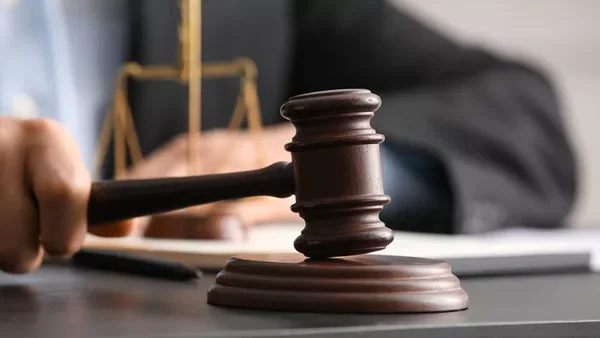 Maillet de juge et balance de la justice, symboles du procès à venir de l'influenceur Paffman.