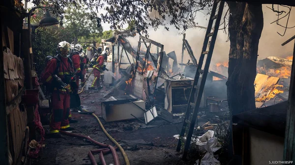 Évacuation du grand bidonville de Stains : les pompiers maîtrisent un incendie qui s'est déclaré pendant l'opération.