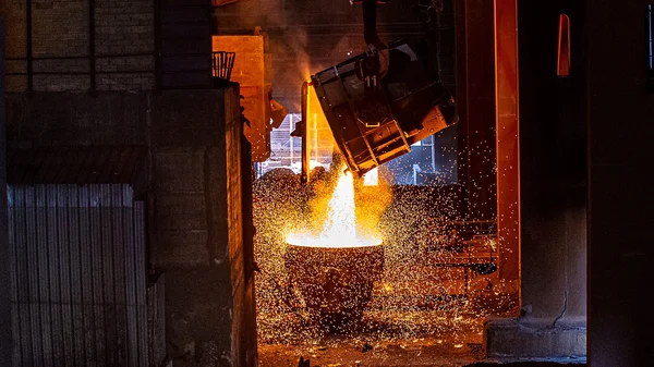 Coulée d'acier recyclé chez ArcelorMittal à Fos-sur-Mer.