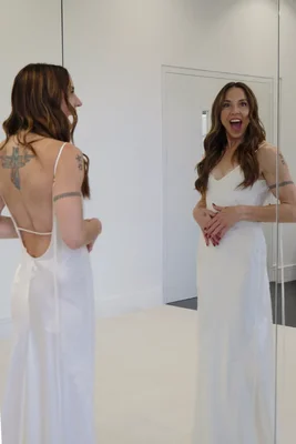 Melanie C admirant sa robe de mariée Victoria Beckham dans un miroir.