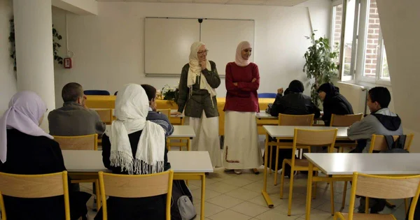 Des enseignantes en hijab animent un cours au lycée Averroès.