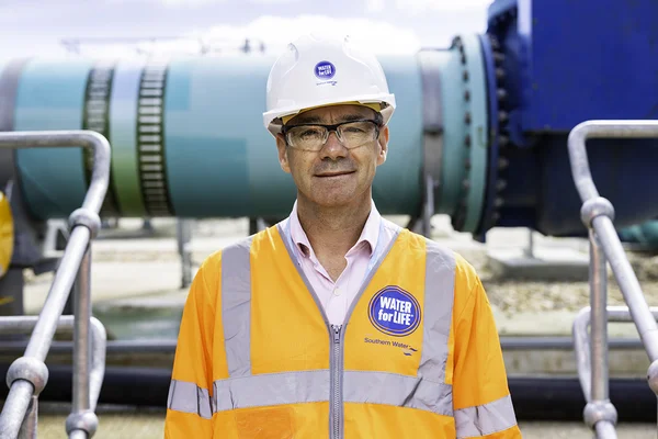 Employé de Southern Water sur un site industriel, illustrant les activités de la compagnie.