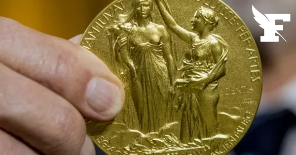 Médaille du prix Nobel en or, avec des figures féminines et des inscriptions latines.