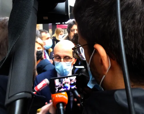 Éric Ciotti répondant à la presse le 2 décembre 2021 à Paris, après l'annonce de sa première place au premier tour de la primaire du Parti Républicain.