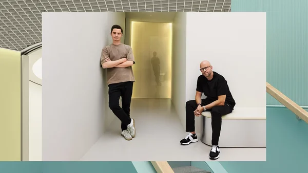Daniel Ek (à droite) et un collaborateur dans les locaux de Neko Health.