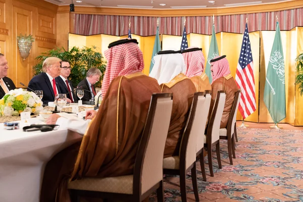Le président Donald Trump et le prince héritier saoudien Mohammed ben Salmane lors d'un petit-déjeuner de travail au G20, Osaka, juin 2019.