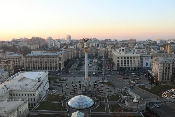 Vue de la place Maidan Nezalezhnosti à Kiev, en Ukraine, au coucher du soleil.