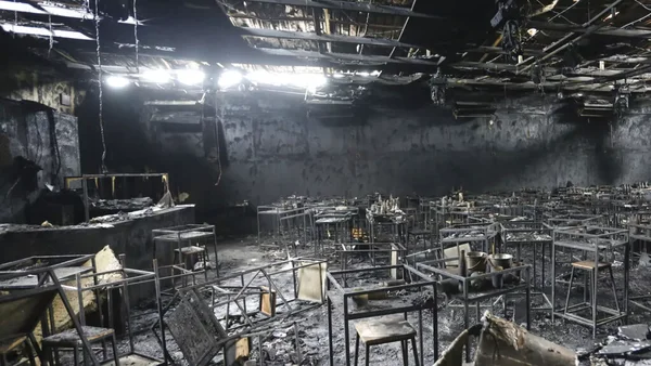 Intérieur dévasté par le feu après l'incendie d'une boîte de nuit en Thaïlande, montrant l'ampleur des dégâts.