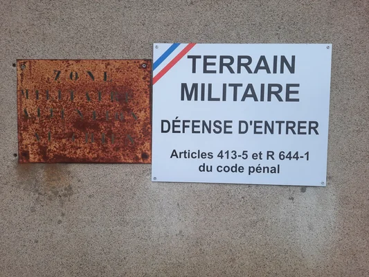 Panneau d'accès interdit sur un terrain militaire à la 13e Base de Soutien du Matériel de l'Armée de Terre, à Clermont-Ferrand.