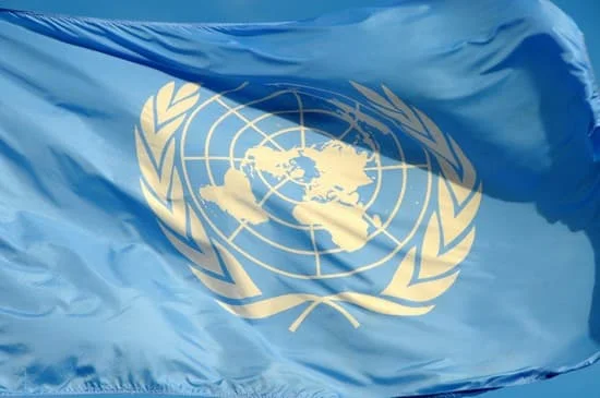 Le drapeau des Nations Unies, symbole de l'organisation qui alerte sur les possibles crimes de guerre à Souweïda.