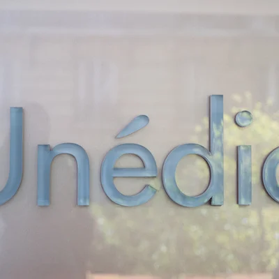 Panneau de l'Unédic en lettres métalliques bleues.