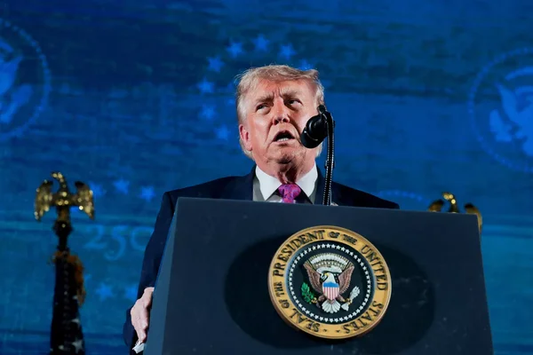 Donald Trump s'exprimant depuis un pupitre présidentiel lors d'une déclaration sur l'exil des « communistes ».