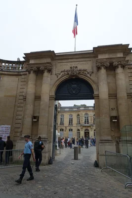 L'entrée de l'Hôtel Matignon, siège du gouvernement français.