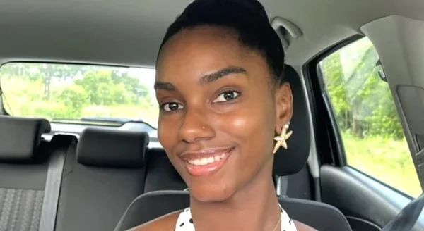 Selfie de Sandra Justine, Miss Guyane 2026, dans une voiture, arborant des boucles d'oreilles en étoile de mer.
