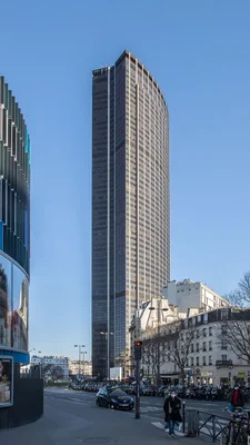 La tour Montparnasse en mars 2021, dominant le quartier environnant.