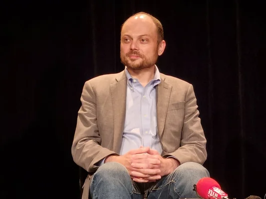 Vladimir Kara-Murza, libéré des geôles russes, s'exprime lors d'une conférence.