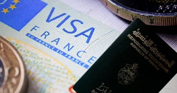 Visa français et passeport tunisien accompagnés de pièces en euros, symboles des formalités d'entrée.