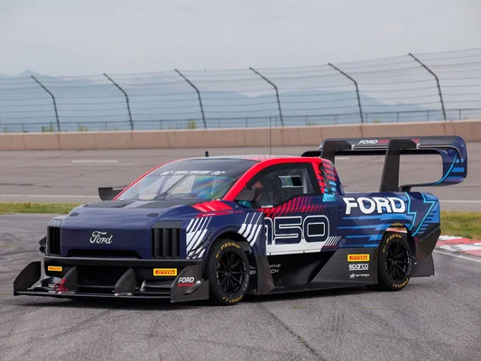 Ford F-150 Lightning SuperTruck de course sur circuit.
