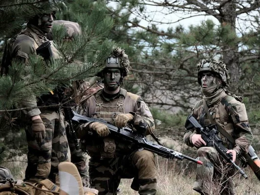 Soldats français en patrouille en zone boisée pendant l'exercice Orion.