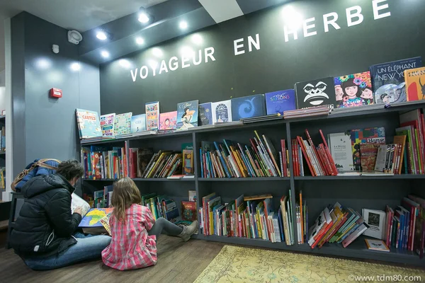 Un moment de lecture partagé dans l’espace jeunesse « Voyageur en herbe » de la librairie.