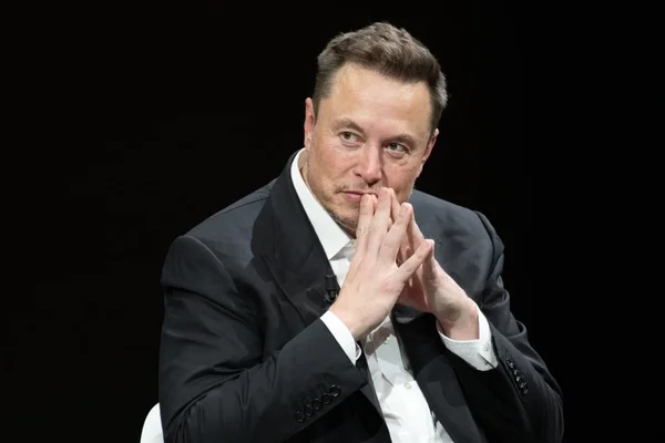 Elon Musk, propriétaire de X (anciennement Twitter), photographié en plan rapproché.